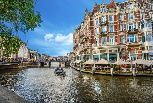 kanál v Amsterdamu